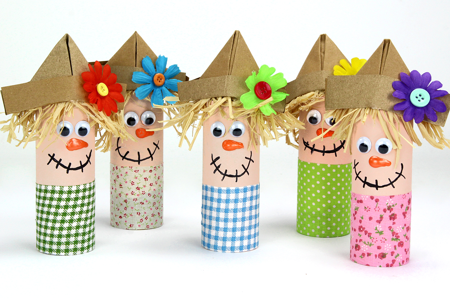 Espantapájaros con rollos de cartón