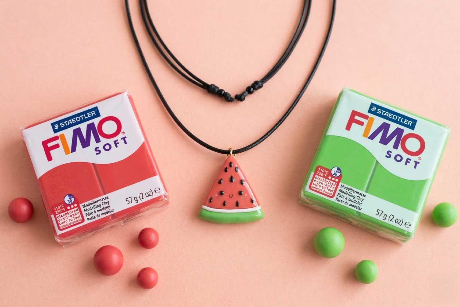 Colgante de sandía kawaii en pasta Fimo
