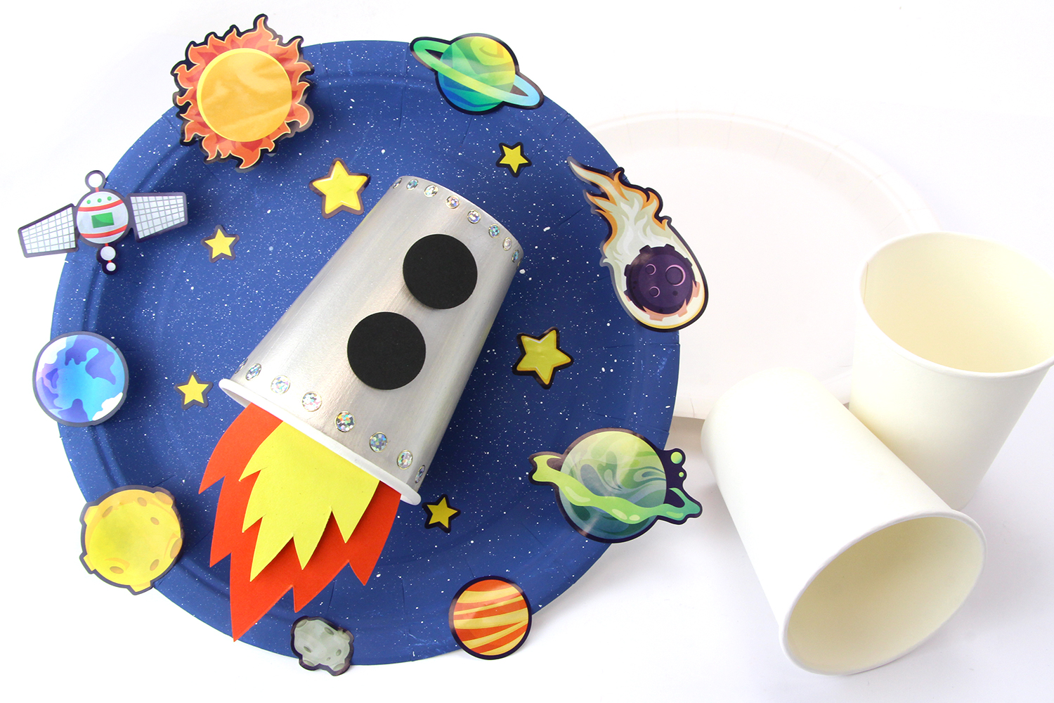 Cohete con un vaso y un plato