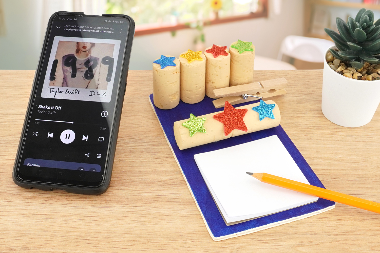 Soporte para smartphone y notas