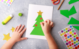 Estoy haciendo una tarjeta de Navidad con gomets. - Actividades de Navidad - 10doigts.fr