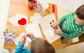 Estoy pegando gomets. - Actividades bebé - 10doigts.fr