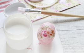 Huevos decorados con barniz-cola - Actividades de Pascua - 10doigts.fr