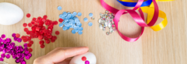 Lentejuelas para pinchar sobre huevos - Actividades de Pascua - 10doigts.fr