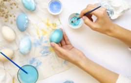 Decorar los huevos con pintura acrílica - Actividades de Pascua - 10doigts.fr