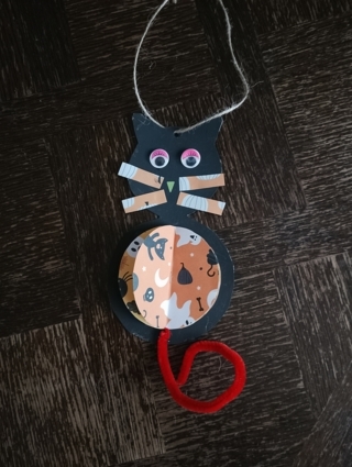 Chats suspendus d'Halloween - 10doigts.fr