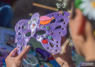 Masque papillon à base patinée et décorations 100 % printanières - Créations d'enfant - 10doigts.fr