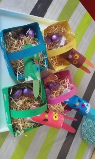 lapins de pâques et leur panier - Créations d'enfant - 10doigts.fr