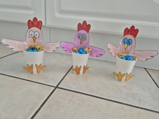 Jolie poule dans son gobelet - 10doigts.fr