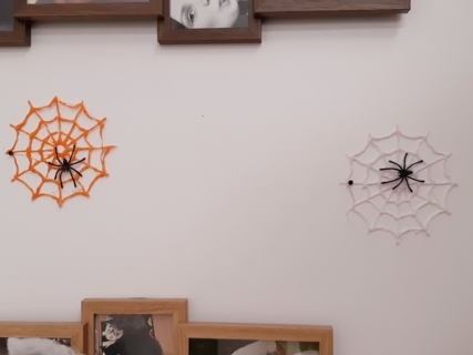 Toile d'araignée créer avec de la colle chaude et peinte par ma fille - Divers - 10doigts.fr