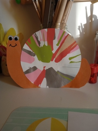 Création d'un escargot avec une essoreuse à salade - Peinture - 10doigts.fr