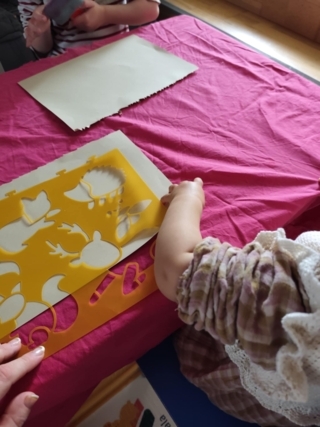 Peinture d'aotomne au pochoir - 10doigts.fr