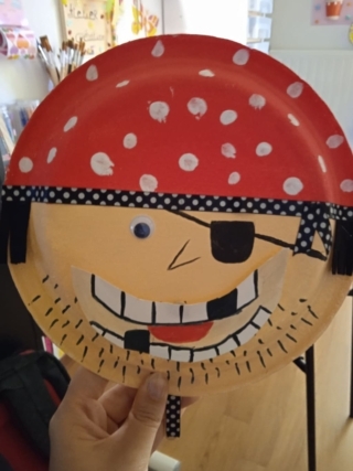 Création d'un pirate sur une assiette en carton avec le mouvement de la bouche - Peinture - 10doigts.fr