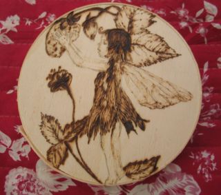 fée aux fraises - Pyrogravure - 10doigts.fr