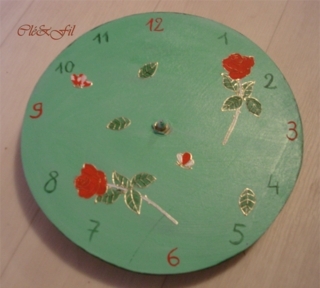 Horloge vert pâle avec roses rouges - Déco du bois - 10doigts.fr