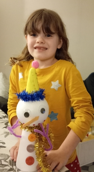 Famille bonhomme de neige dans ses sapins enneiger. - 10doigts.fr