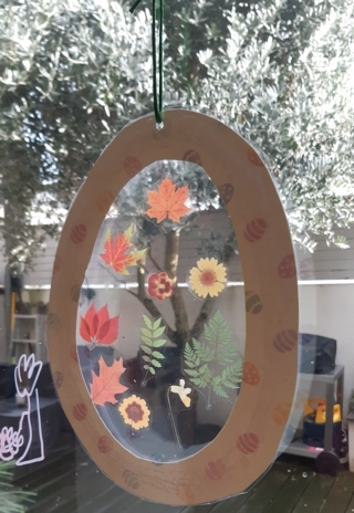 Oeufs de pâques avec des gommettes fleurs séchées - 10doigts.fr