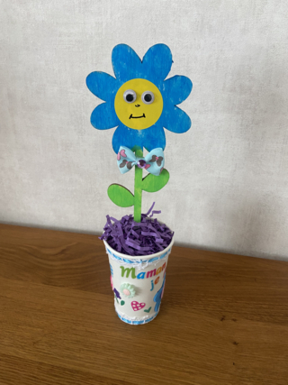 Fleur en bois dans son vase - 10doigts.fr