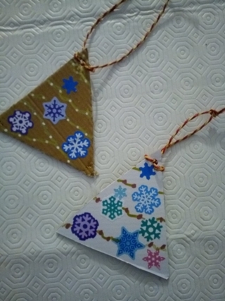 Sapins de noël tout en récup - 10doigts.fr