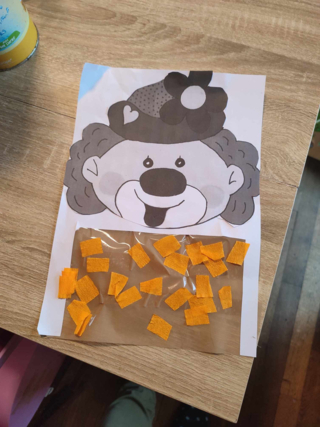 Clown et papiers crépons. - 10doigts.fr