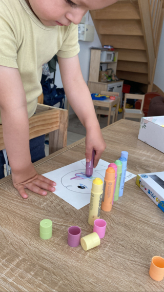 Peinture du petit poisson blanc - 10doigts.fr