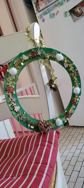 Nous avons fait des couronnes de Noël - 10doigts.fr