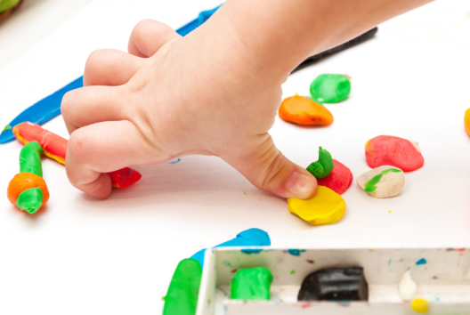 Modeling for Toddlers - Activities for Children Under 3 Years - 10doigts.fr