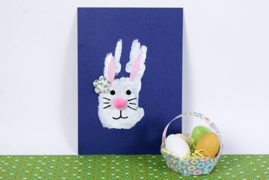 Conejo de Pascua a partir de una huella de mano - Actividades manuales DIY Pascua - 10doigts.fr