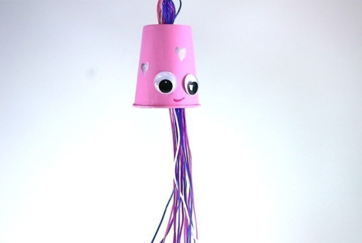 Make an Octopus Mobile with a Cup - 0 - Handicrafts for Making Mobiles and Dreamcatchers - 10doigts.com - Handicrafts for Making Mobiles and Dreamcatchers - 10doigts.fr