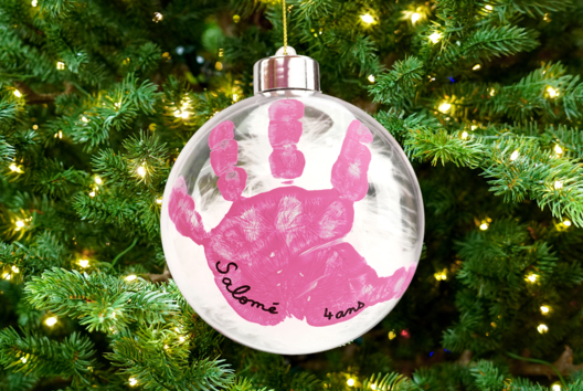 Christmas Bauble with a Handprint - 2 - Christmas Tree Ornement Crafts - 10doigts.com - Christmas Tree Ornement Crafts - 10doigts.fr - 2