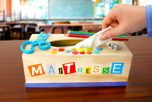 Boite mouchoir cadeau Fin Annee - Craft Activities for Teachers, ATSEM, AESH, Nannies... - 10doigts.fr