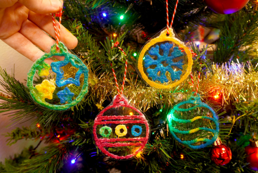 Salt Painting: Christmas Ornaments - 3 - Christmas Tree Ornement Crafts - 10doigts.com - Christmas Tree Ornement Crafts - 10doigts.fr - 2