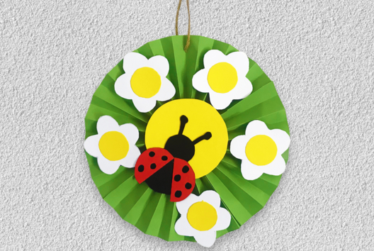 Ladybug and Paper Flowers - 1 - Craft Activities for All Ages: Gluing and Folding - 10doigts.com - Craft Activities for All Ages: Gluing and Folding - 10doigts.fr