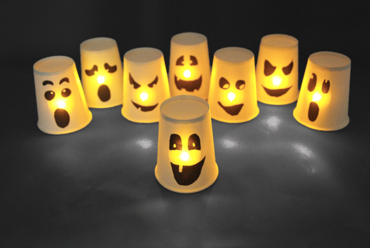 Glowing Ghosts with Cups - 1 - Halloween Crafts - 10doigts.com - Halloween Crafts - 10doigts.fr