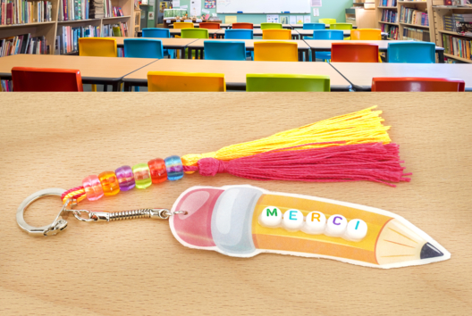 regalo maestra llavero lápiz - Manualidades y regalos para maestras, maestros,  niñeras... - 10doigts.fr