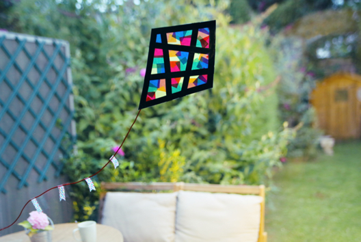 Stained Glass Kite - 1 - Handicrafts for Making Mobiles and Dreamcatchers - 10doigts.com - Handicrafts for Making Mobiles and Dreamcatchers - 10doigts.fr