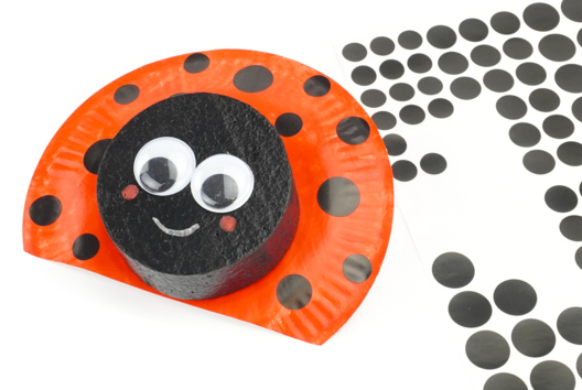 Ladybug with a Paper Plate - 2 - Animal Crafts: Our Creative Ideas for Children - 10doigts.com - Animal Crafts: Our Creative Ideas for Children - 10doigts.fr - 2
