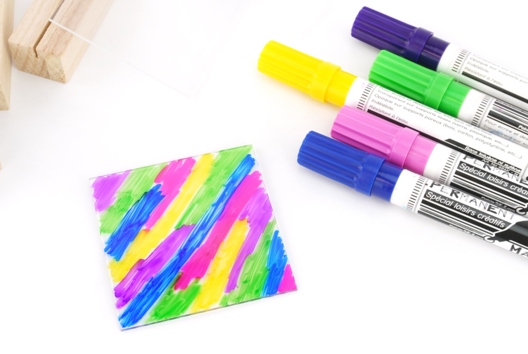 coloración con rotuladores en placa de plexiglás - Manualidades día de la madre - 10doigts.fr - 2