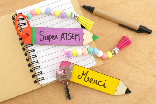 lápiz regalo maestra niñera ATSEM - Manualidades y regalos para maestras, maestros,  niñeras... - 10doigts.fr