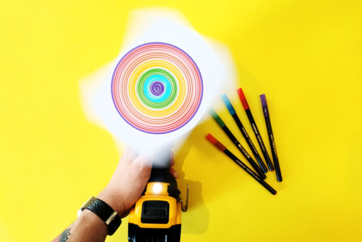 Drawing Colorful Circles with a Screwdriver - 2 - Craft Activities for Boards - 10doigts.com - Manual Activities - Create and Decorate Large Format Boards - 10doigts.fr - 2