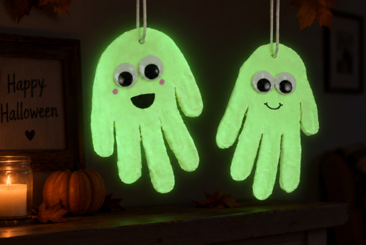 glow-in-the-dark ghost footprint activity for children Halloween - Halloween Crafts - 10doigts.fr