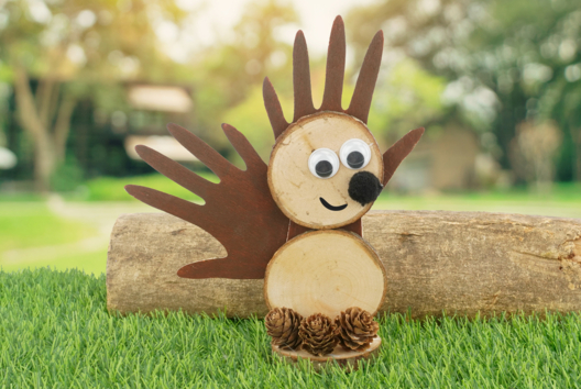 Hedgehog with Wood Logs - 1 - Autumn Crafts - 10doigts.com - Autumn Crafts - 10doigts.fr