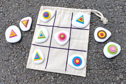juego de tres en raya con piedras para niños - Actividades manuales alrededor de los juegos para divertirse con juegos hechos a mano - 10doigts.fr - 2
