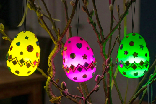 Oeufs de Pâques lumineux à suspendre - 1 - DIY Easter Crafts - 10doigts.com - DIY Easter Crafts - 10doigts.fr