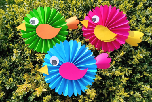 pájaros papel roseta manualidad fácil niños primavera - Actividades manuales de collage y plegado para todas las edades - 10doigts.fr
