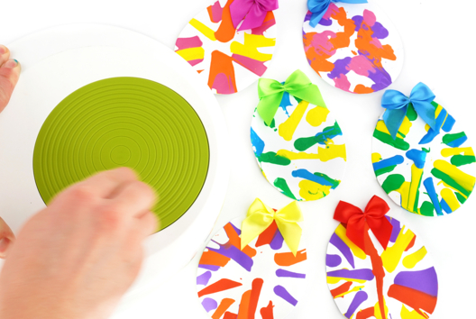 pintura escurridora de ensalada huevos de Pascua - Actividades manuales DIY Pascua - 10doigts.fr - 2