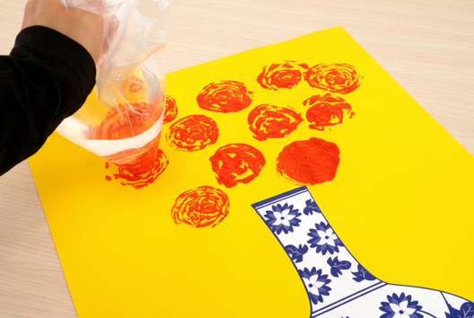 Peindre des roses avec une pochette plastique - 1 - Craft Activities for Grandmothers' Day - 10doigts.com - Craft Activities for Grandmothers' Day - 10doigts.fr