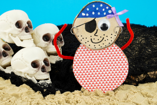 Pirates with Wooden Logs - 2 - Ocean Crafts: Dive into a Creative and Sensory World - 10doigts.com - Ocean Crafts: Dive into a Creative and Sensory World - 10doigts.fr - 2