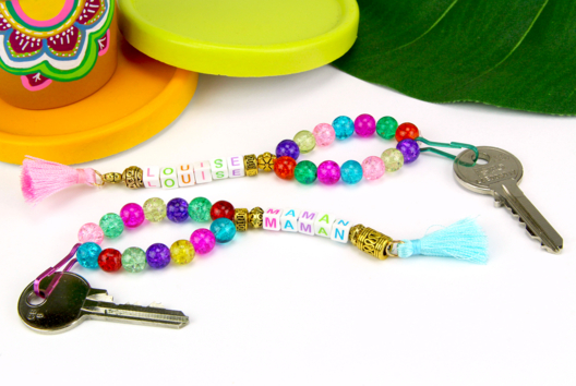 llavero nombre perlas - Manualidades día de la madre - 10doigts.fr