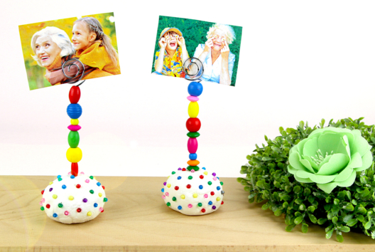 Air-Drying Clay Photo Holder with Wooden Beads - 1 - Mother's Day Crafts - 10doigts.com - Mother's Day Crafts - 10doigts.fr